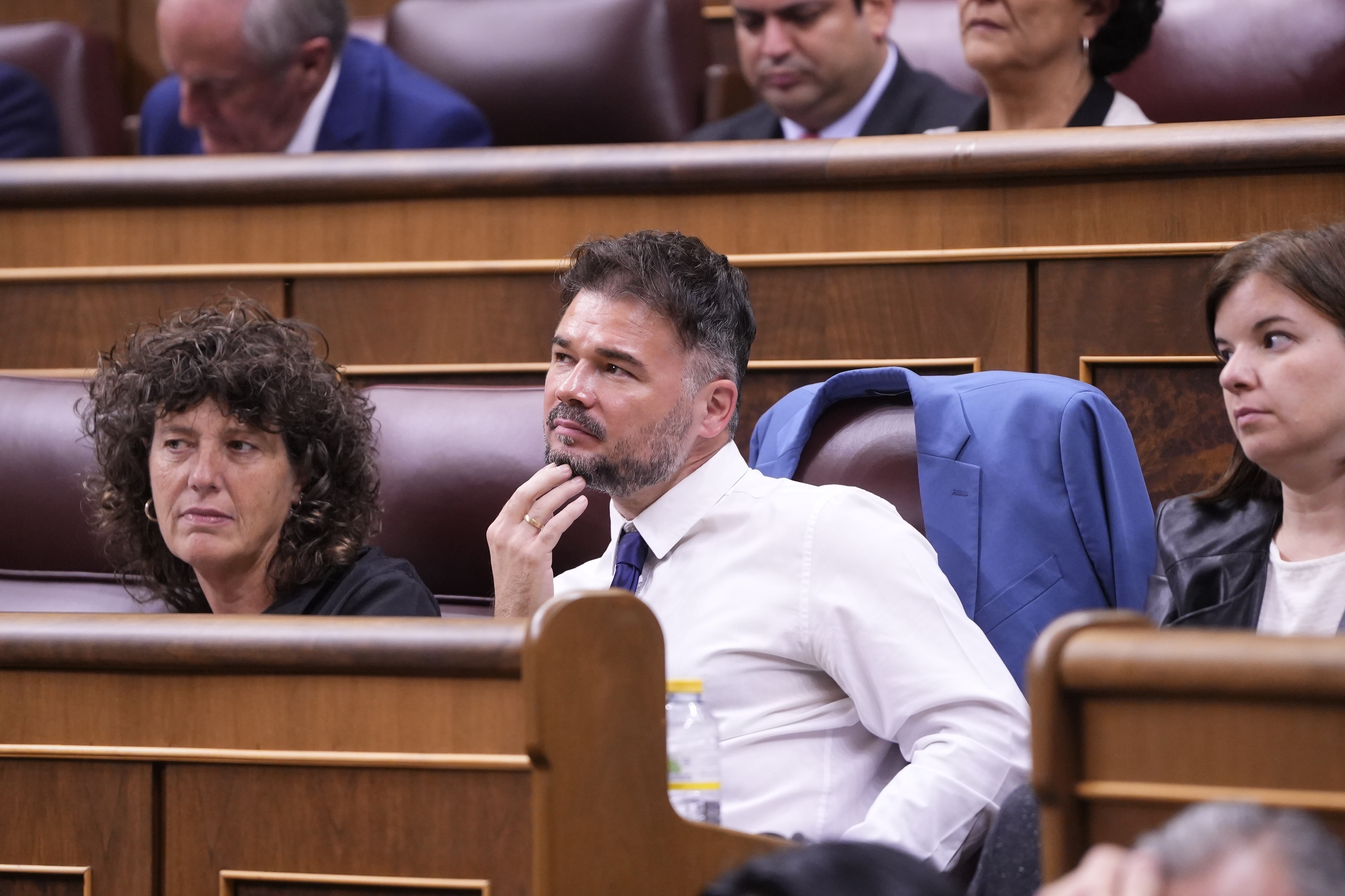 Esquerra Republicana MPs in Congress Teresa Jordà (left) and Gabriel Rufián (right) during the Socialist Pedro Sánchez prime ministerial bid on November 15, 2023