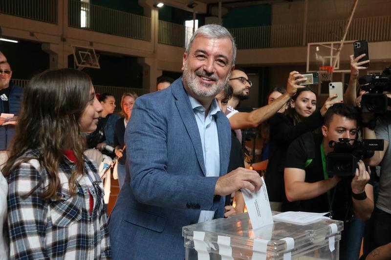 Socialist candidate for Barcelona mayor, Jaume Collboni, casting his ballot on May 28, 2023