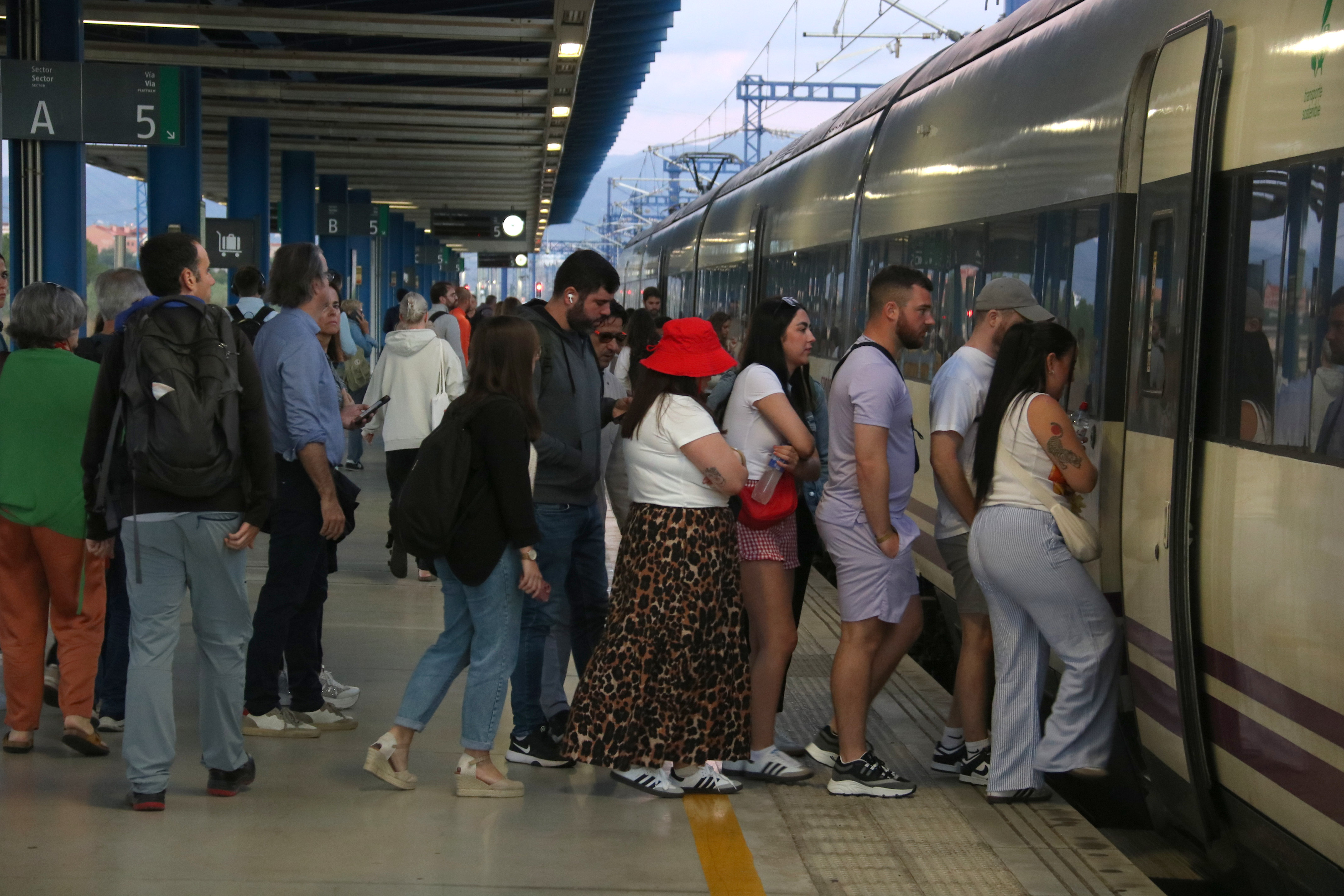 Users accessing the Avant high speed train in Camp de Tarragona to Barcelona.