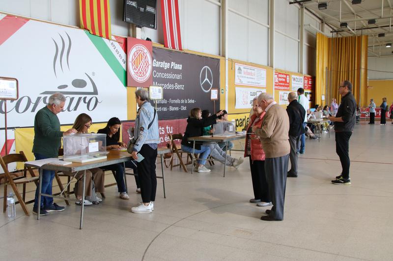 Inhabitants of Girona waited in line to vote on Sunday May 12, 2024