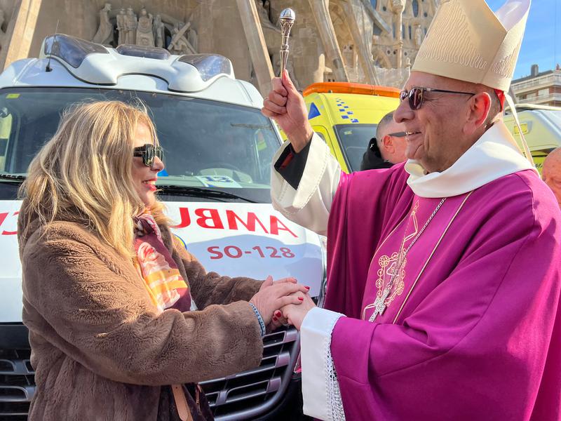 Cardinal Omella blesses one of the benefactors who donated an ambulance to the humanitarian expedition to Ukraine