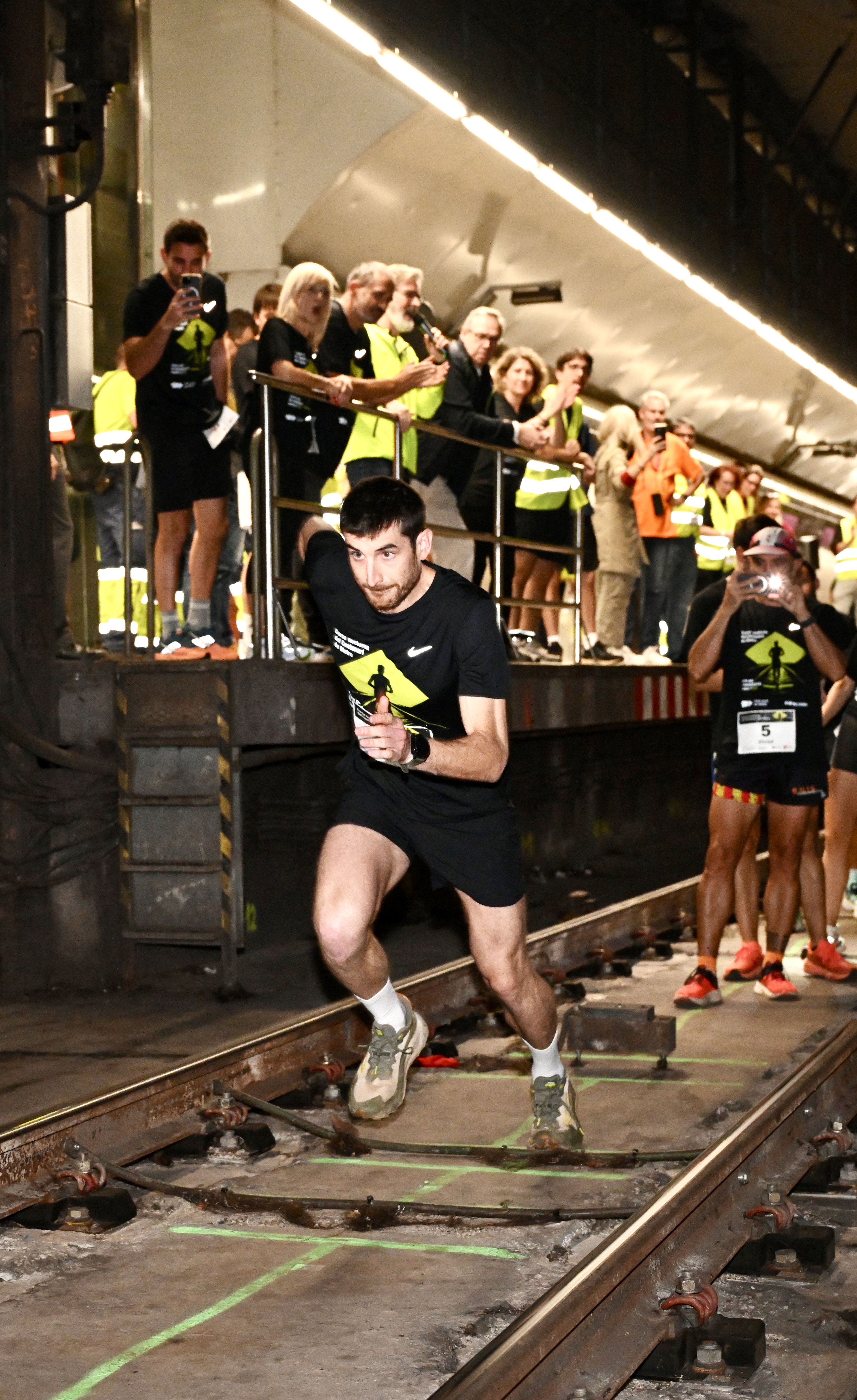 A runner sets off from Universitat station