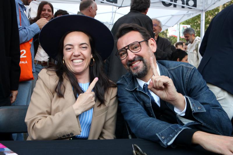 Regina Rodríguez Sirvent and Òscar Andreu pose for a photo together, celebrating topping best-selling lists for Sant Jordi 2026
