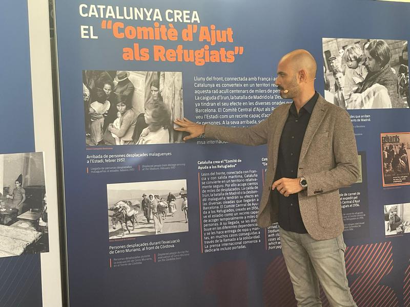 Aitor Lagunas explains a photograph at the 'Montjuïc, a Stadium of Refuge' exhibition 