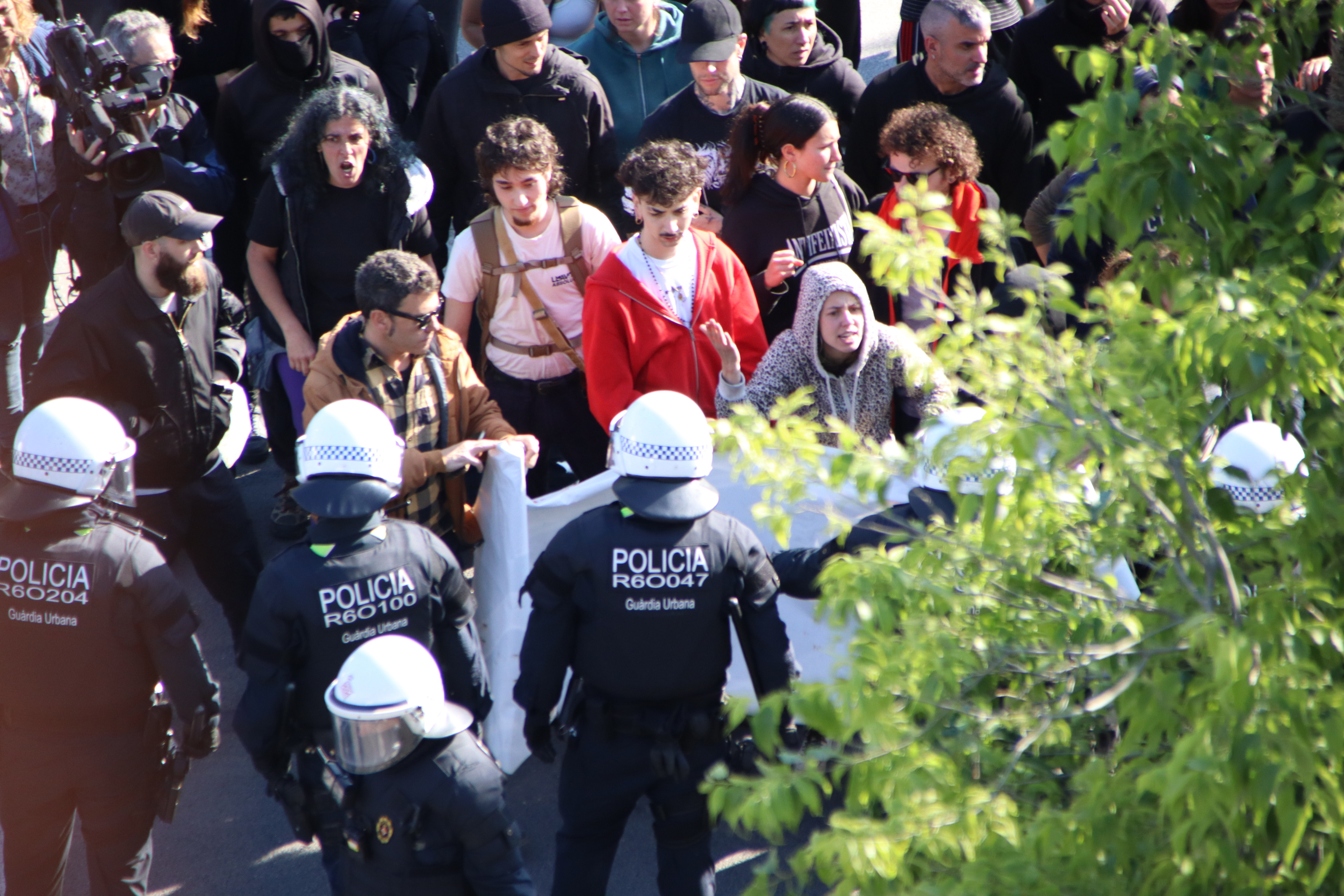 Agents de la Guàrdia Urbana impedint el pas a manifestants en contra del desallotjament.