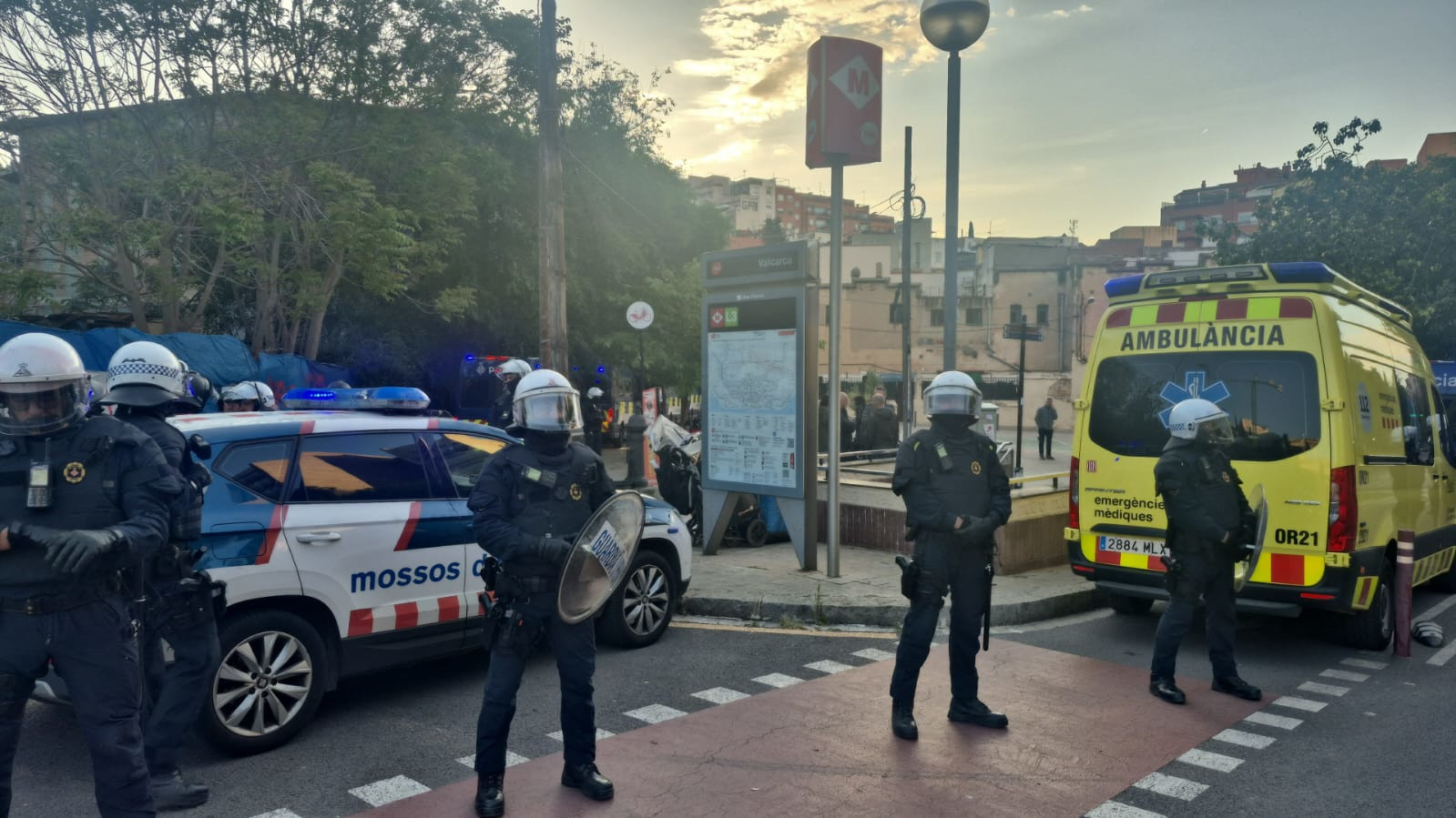 Efectius dels Mossos en el dispositiu per a desallotjar l'assentament de barraques de Vallcarca.