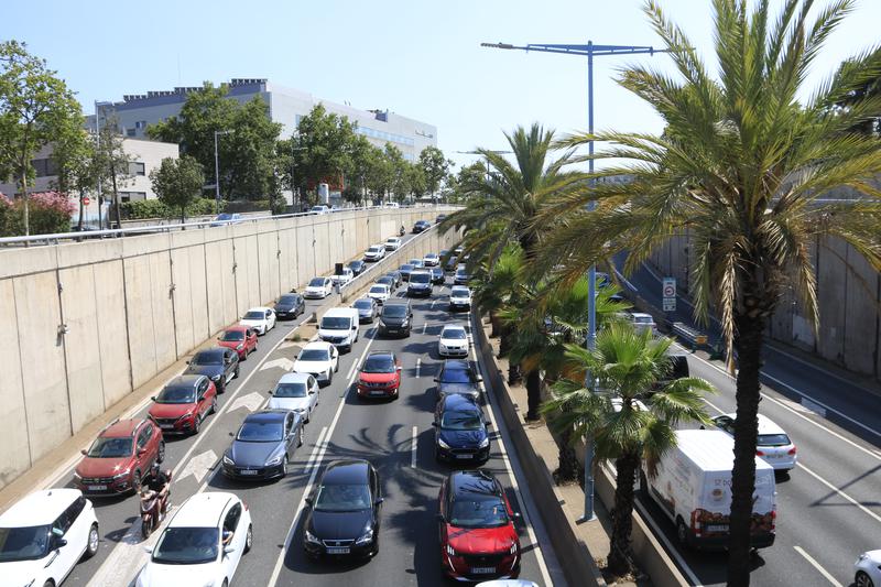 A queue of vehicles on one of Barcelona's ring roads looking to get out of the city for the Sant Joan 2023 weekend