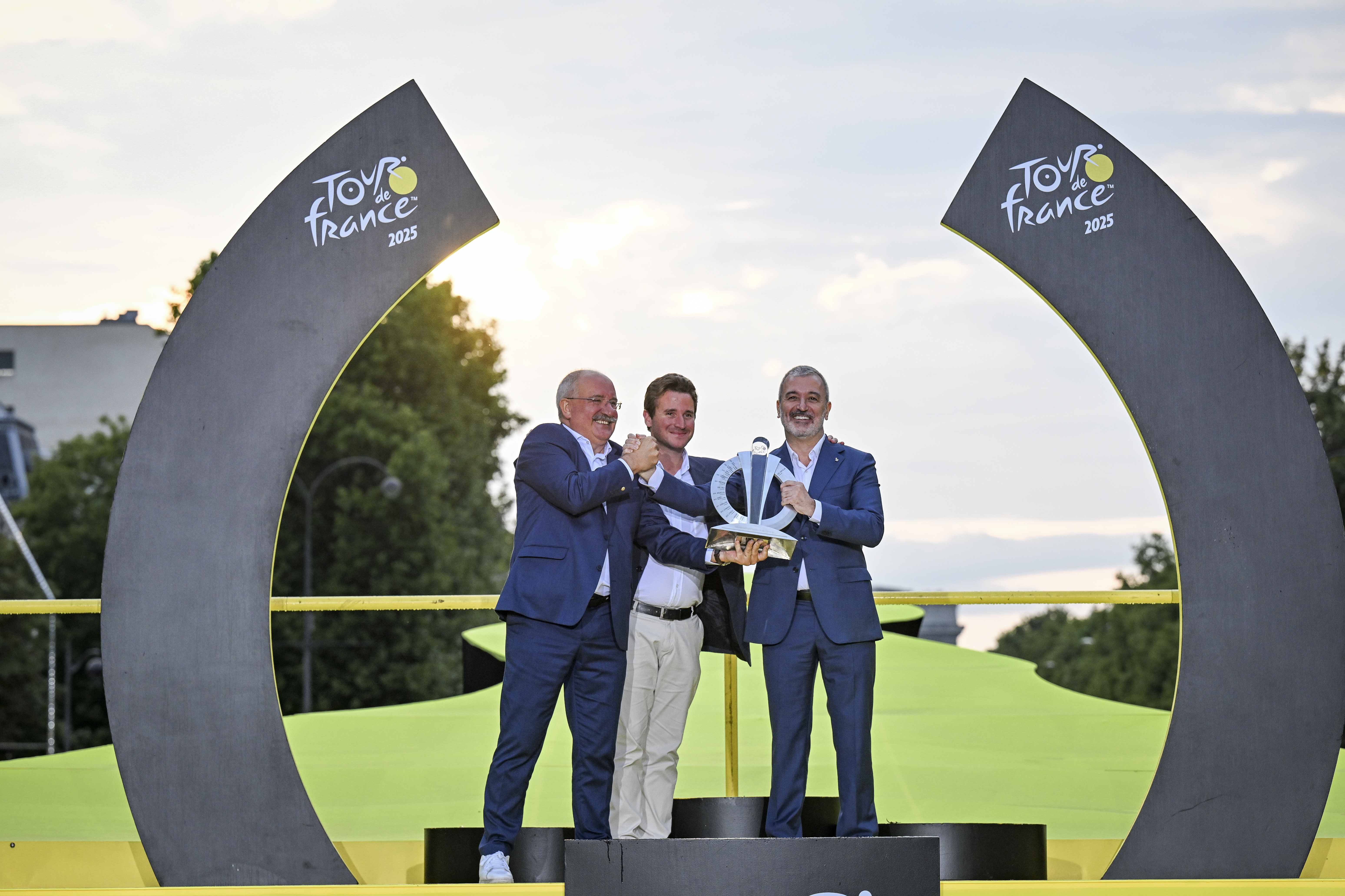 Barcelona mayor Jaume Collboni poses with French politicians Christian Poiret and Antoine Sillani