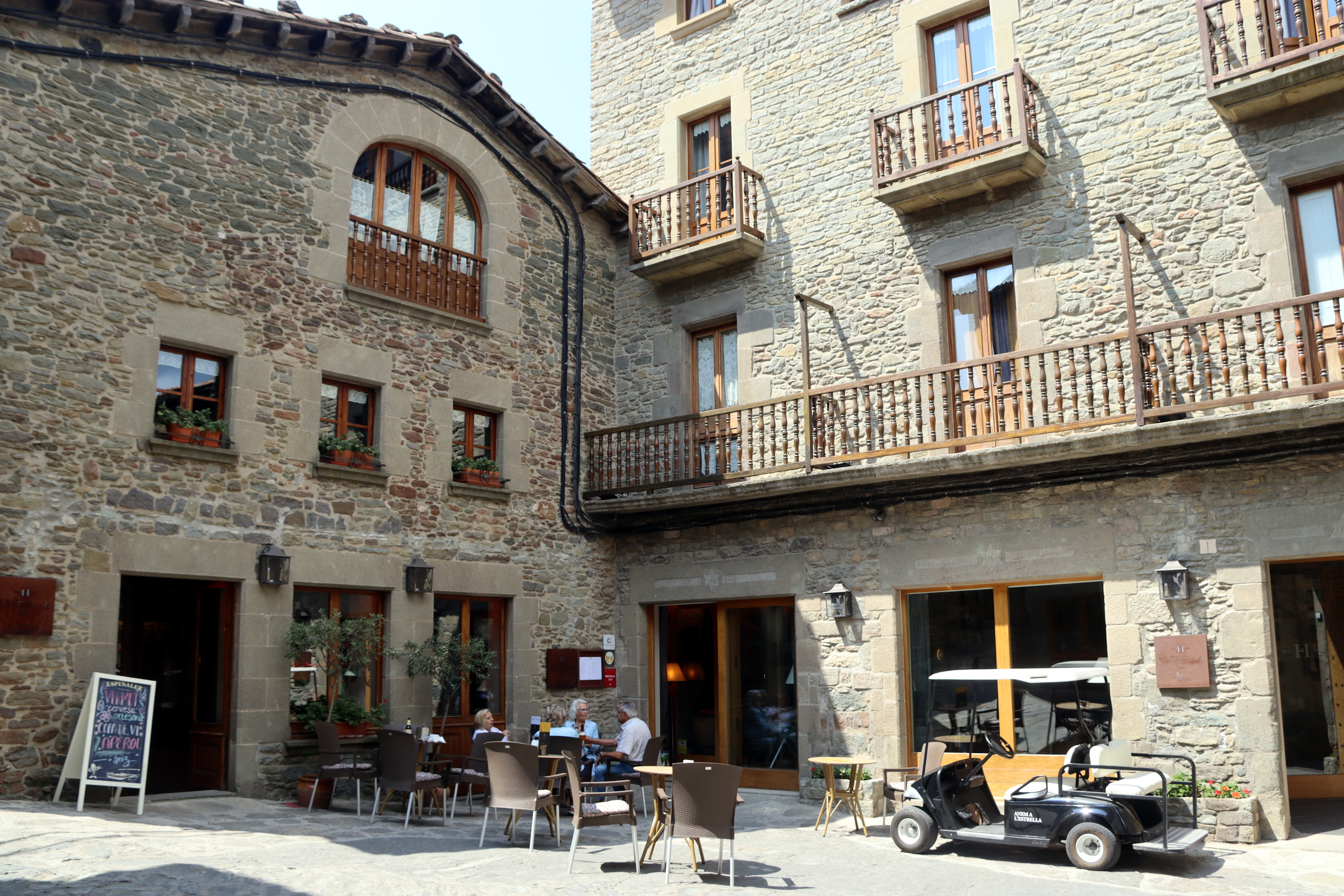 Front view of the Hostal Estrella de Rupit
