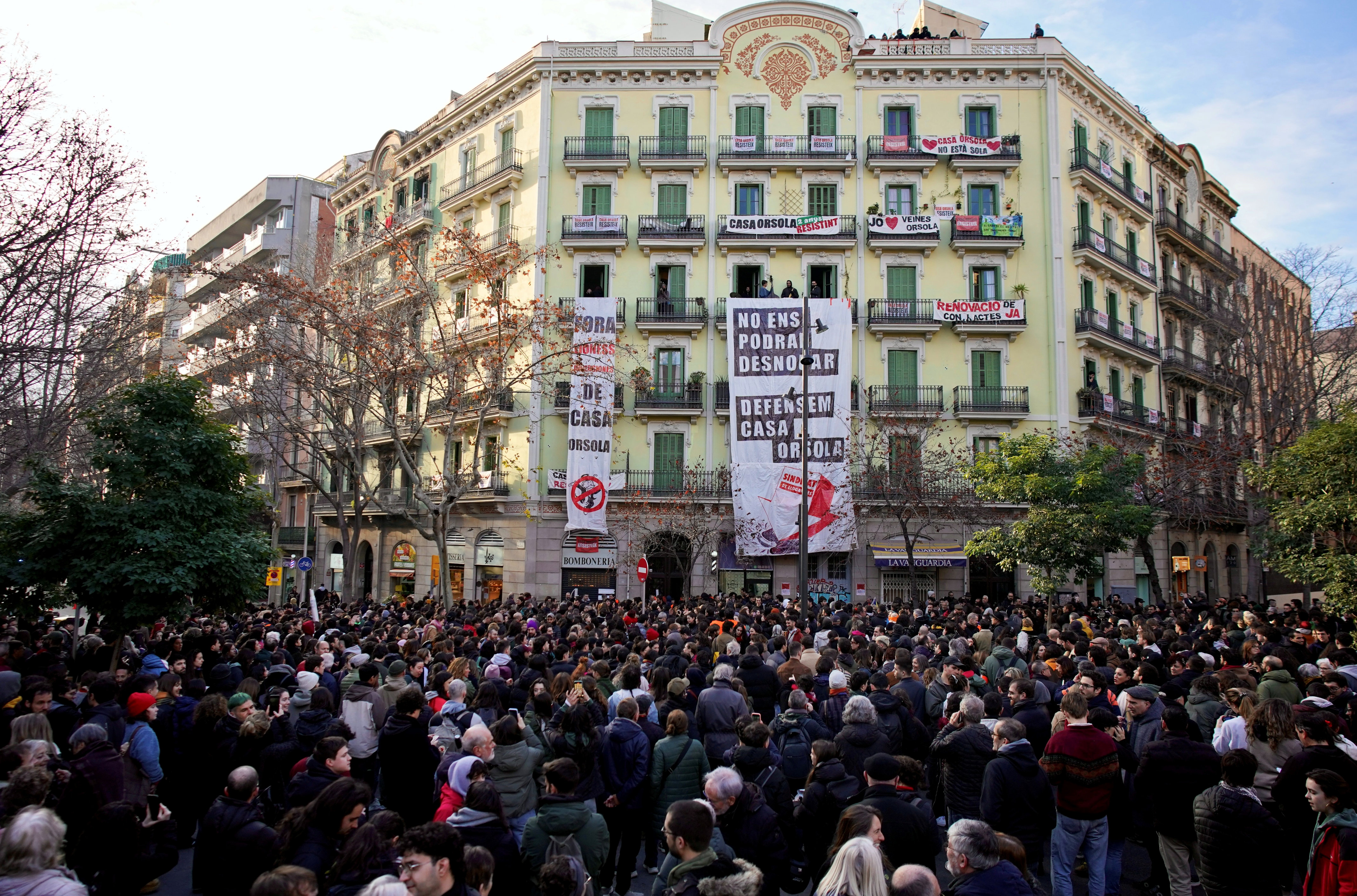 A thousand people gather in front of Casa Orsola to prevent the eviction of Josep Torrent, January 31, 2025