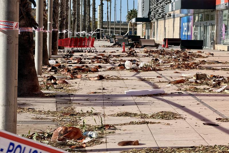 Perimeter closed at the Sant Boi de Llobregat shopping mall