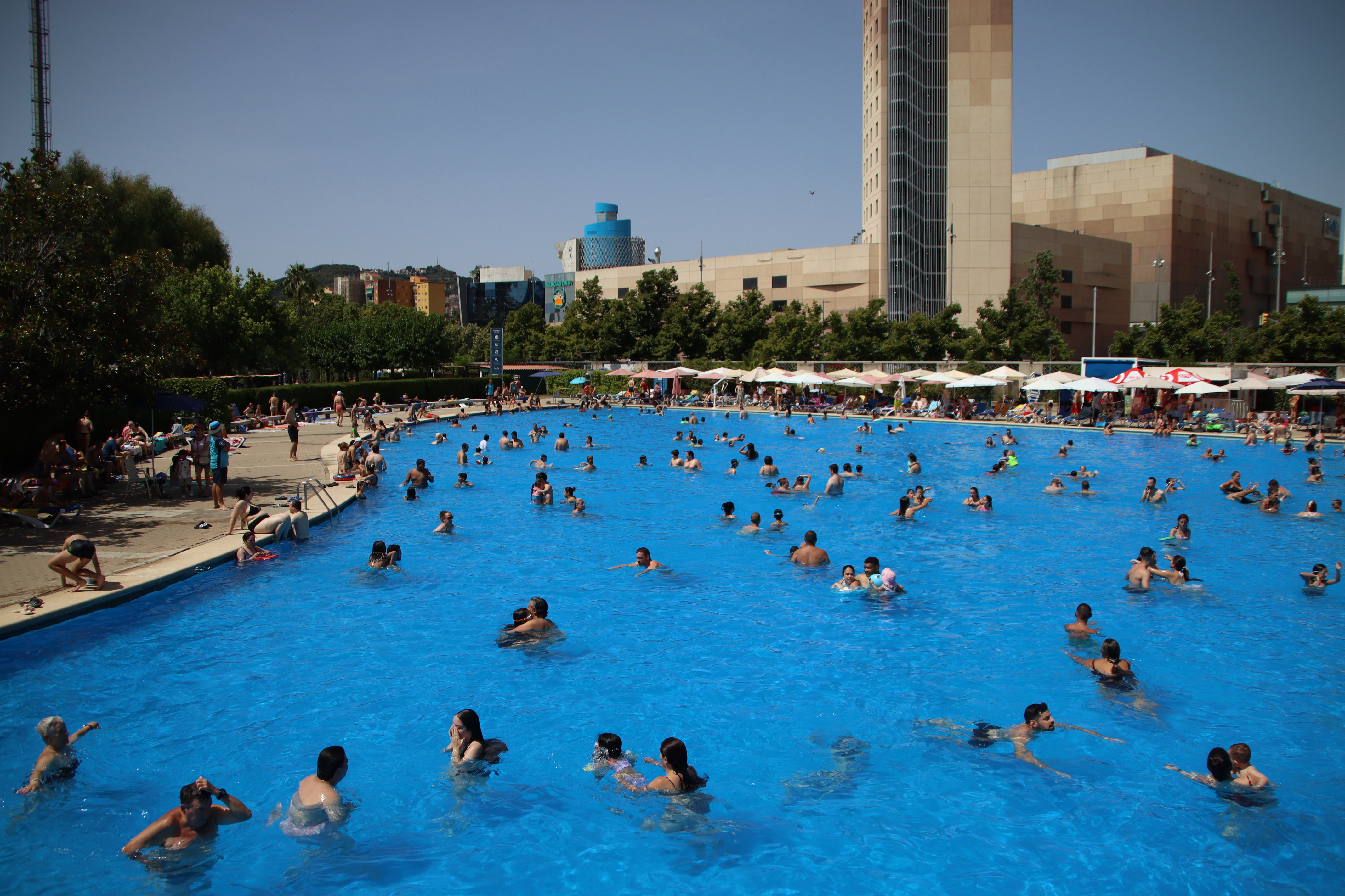 The Can Dragó pool packed with people during a heatwave in Barcelona