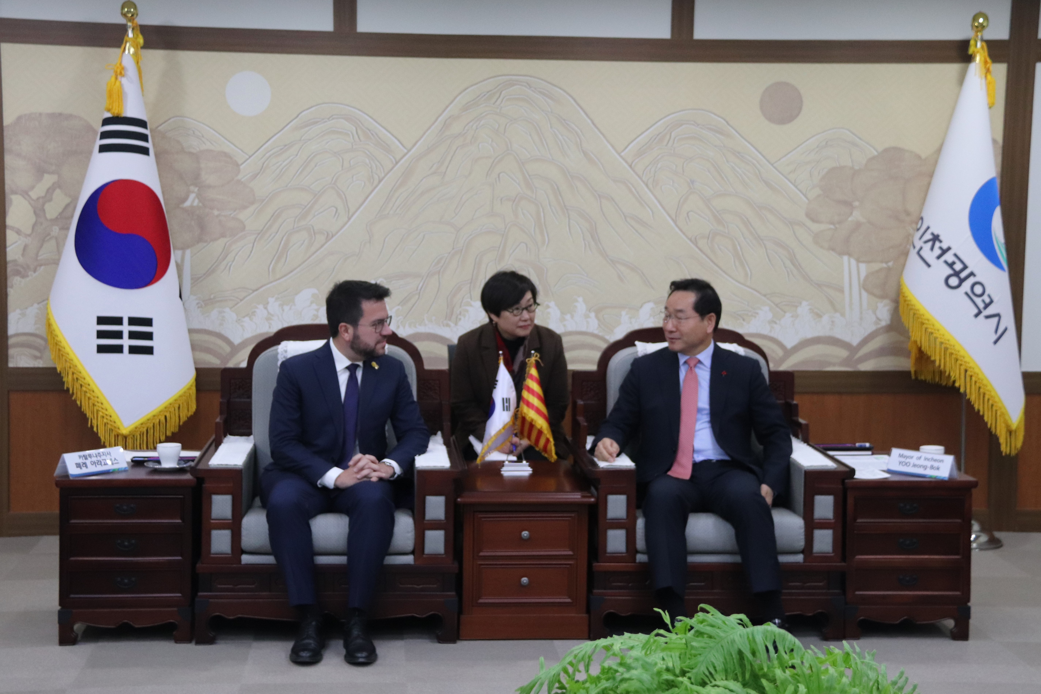 Catalan President Pere Aragonès meets with Incheon mayor Yoo Jeong-bok
