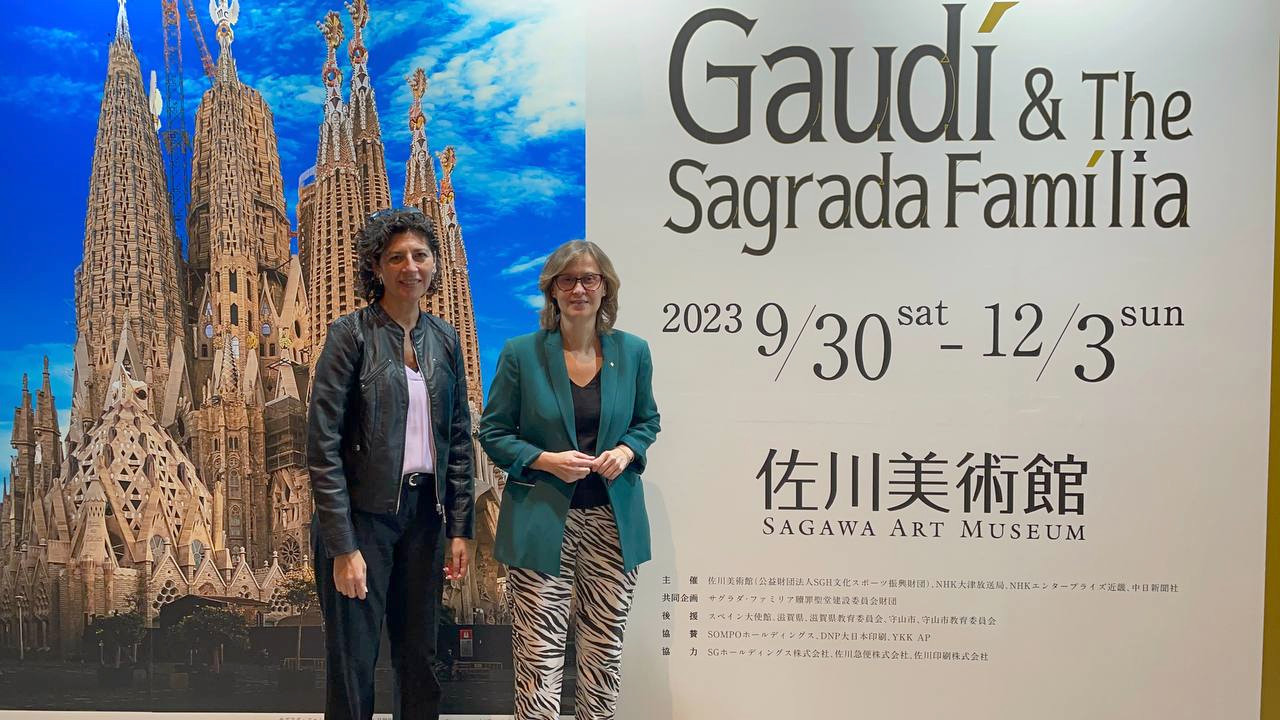 La consellera d'Acció Exterior, Meritxell Serret i la delegada del Govern al país nipó, Mònica Castellà, en una visita a l'exposició ‘Gaudí i la Sagrada Família’ al Museu d’Art Sagawa de Moriyama.