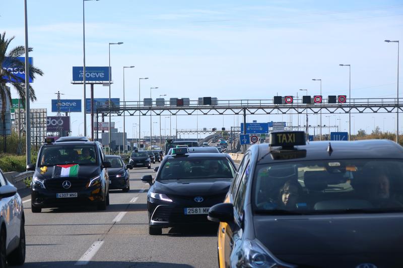 Protesting taxis heading for the Ronda Litoral ring road