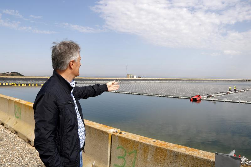 Plaques solars damunt de fruiters o a l'aigua, exemples d'energies renovables a Ponent que no comprometen el sòl agrari