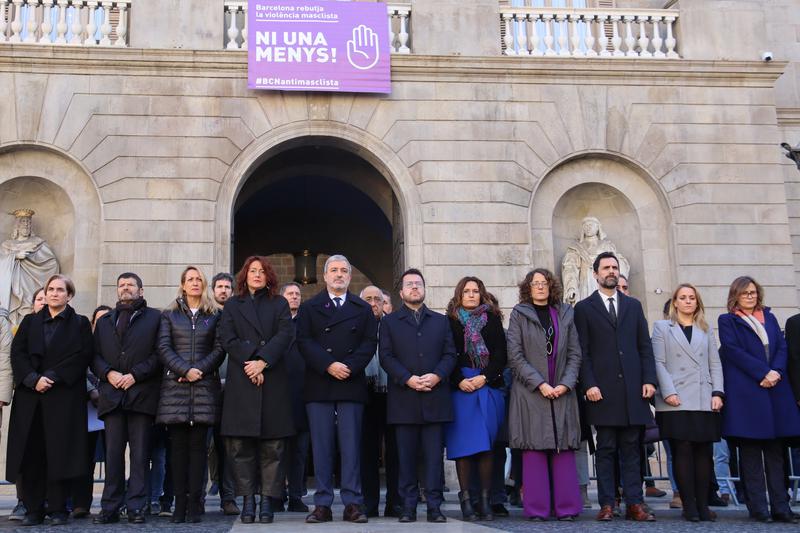 Members of the government and Barcelona City Council during the minute's silence to condemn the femicide of a 38-year-old woman