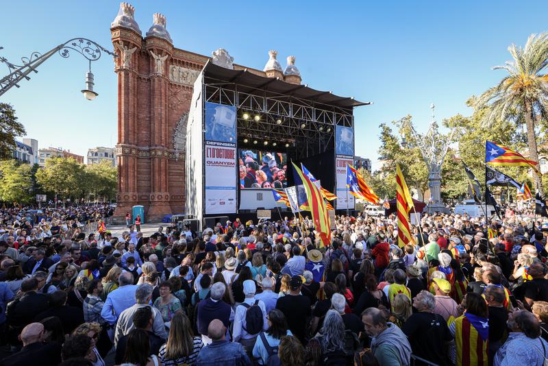 Thousands in the main pro-independence protest to mark the 2017 referendum's fifth anniversary