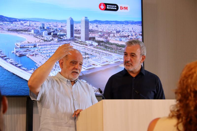 Biologist and director of the Barcelona Zoo, Sito Alarcón, along with Barcelona mayor, Jaume Collboni, during the press conference