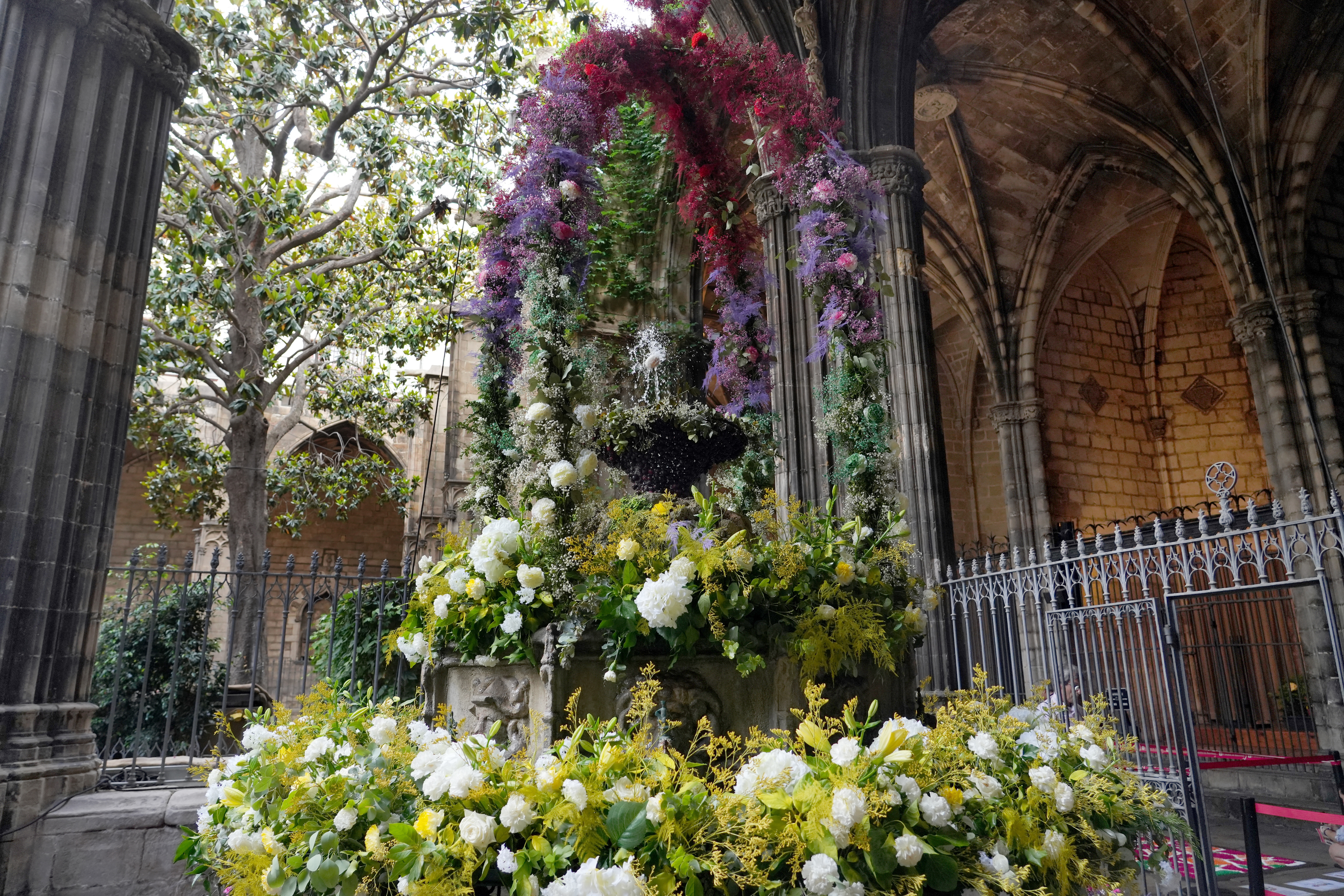 L'ou com balla at the Barcelona Cathedral