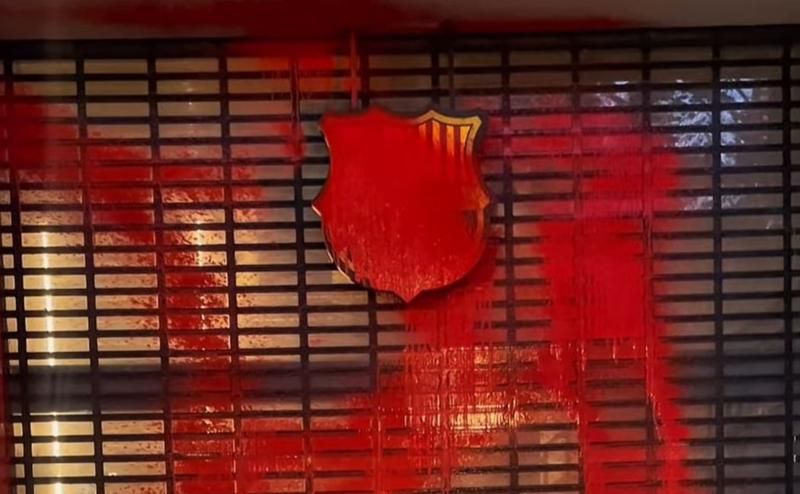 The front of the FC Barcelona store defaced by Futuro Vegetal activists