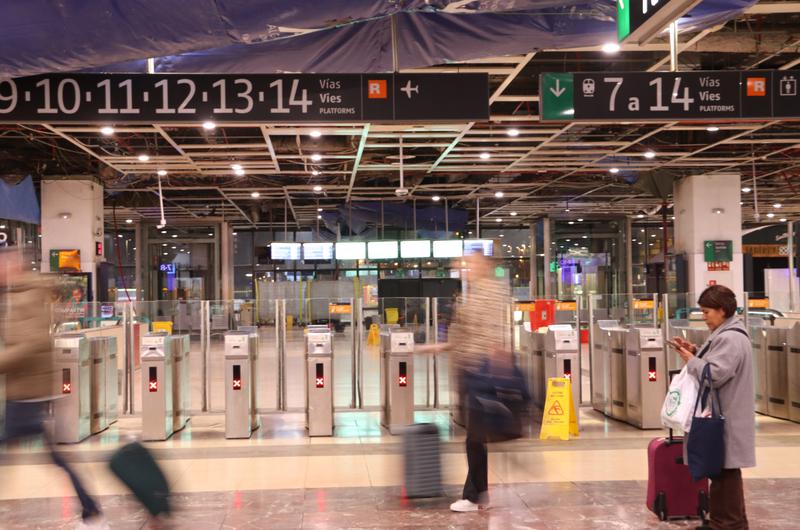 L'estació de Sants de Barcelona es buida de viatgers de Rodalies: "Calia prendre mesures d'alguna manera"