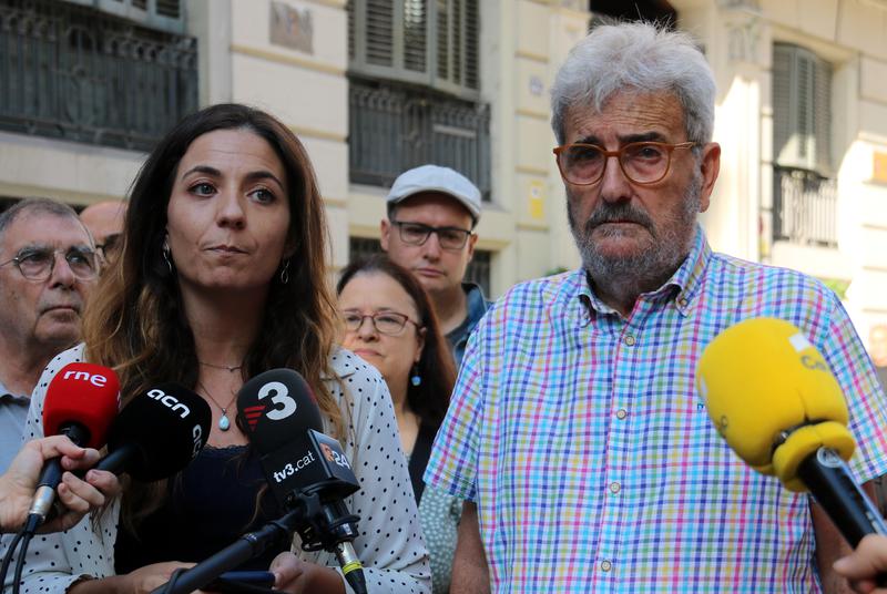 Former trade unionist Carles Vallejo and Irídia lawyer Sònia Olivella outside the police station on Via Laietana