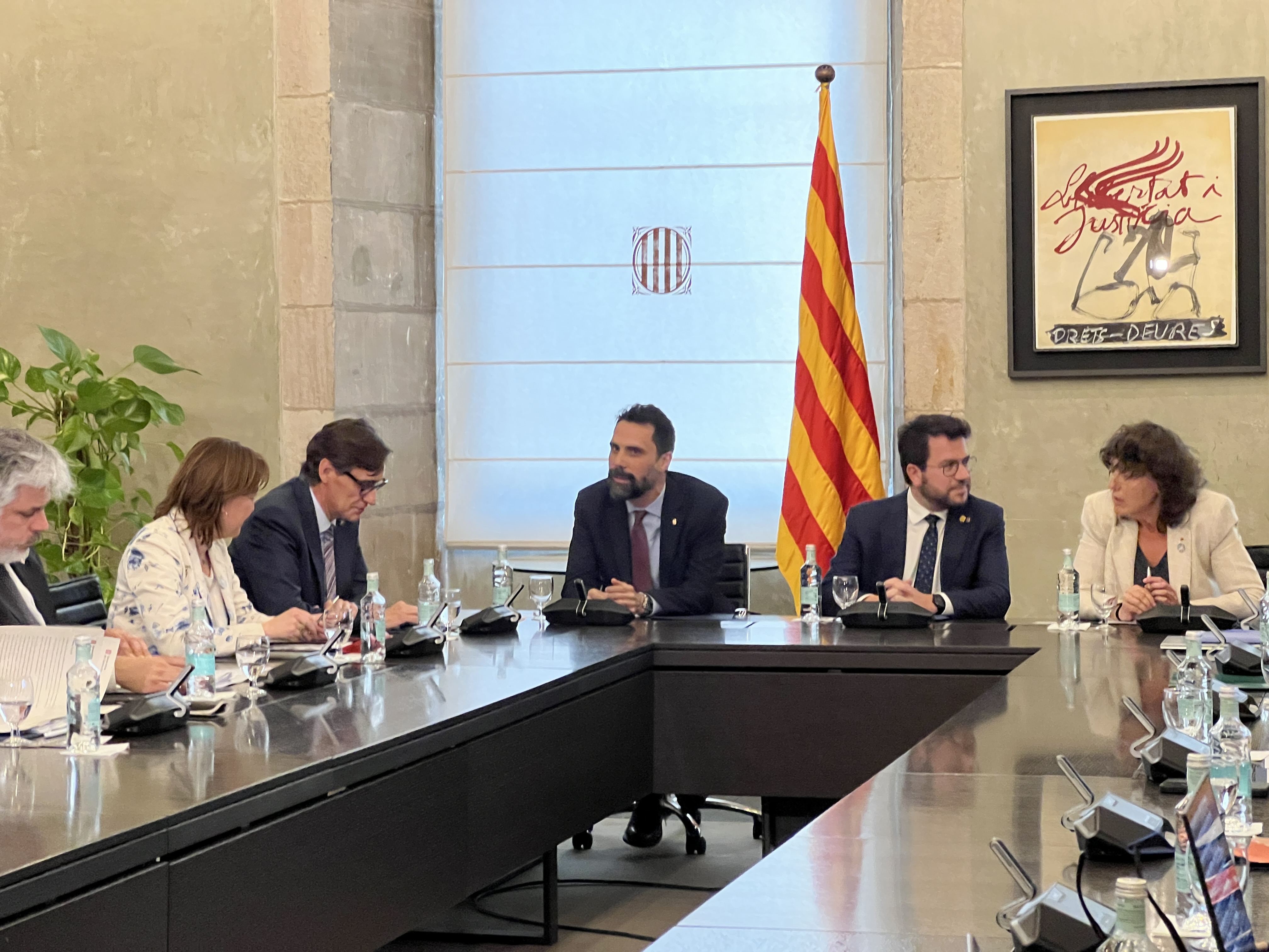 Catalan president Pere Aragonès sits besides cabinet members during a water summit with parliamentary groups and the Catalan Water Agency in the executive's HQs on March 31, 2023