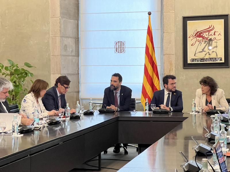 Catalan president Pere Aragonès sits besides cabinet members during a water summit with parliamentary groups and the Catalan Water Agency in the executive's HQs on March 31, 2023