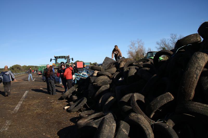 AP-7 blocked by farmers’ protest