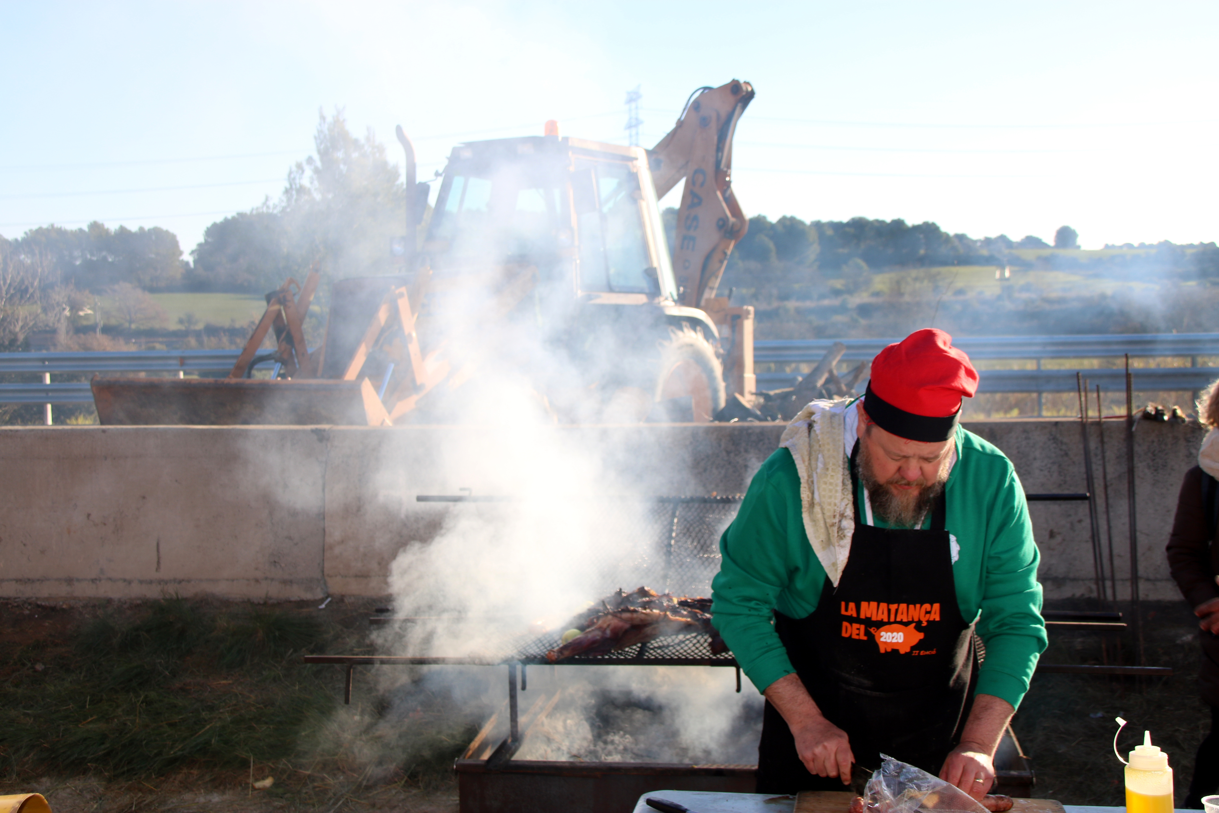 A cook in the middle of the AP-7 during a farmers' protest