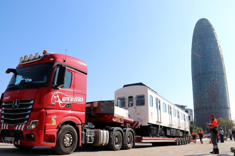 One of the carriages from the 1100 series of the Barcelona Metro arrives at the esplanade in front of La Farinera del Clot, where it will be exhibited