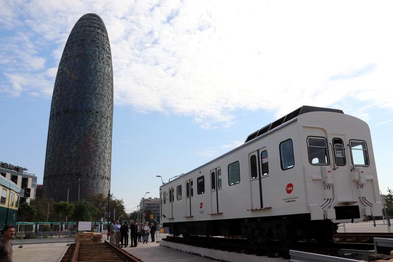 One of the carriages from the 1100 series of the Barcelona Metro at the esplanade in front of La Farinera del Clot, where it will be exhibited