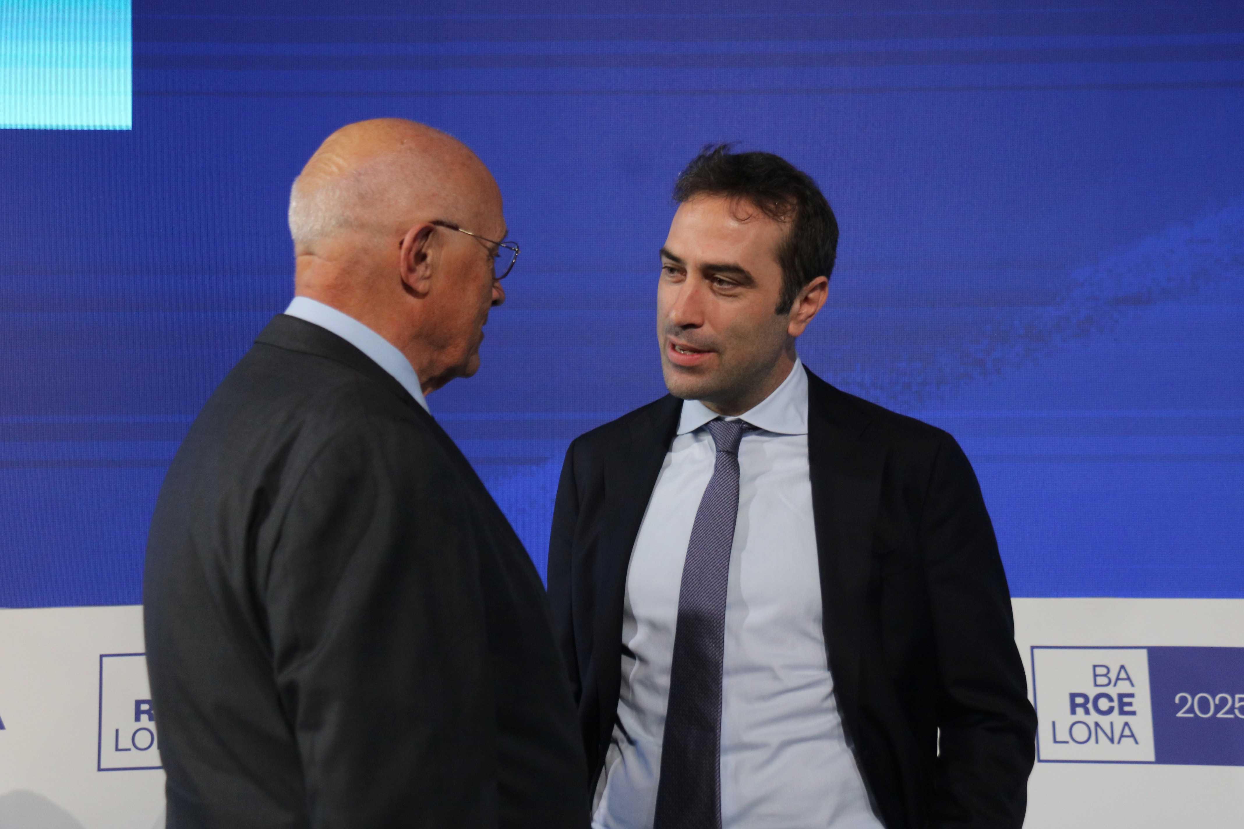 President of Bank Sabadell, Josep Oliu, in conversation with Spanish economy minister Carlos Cuerpo, during a conference.