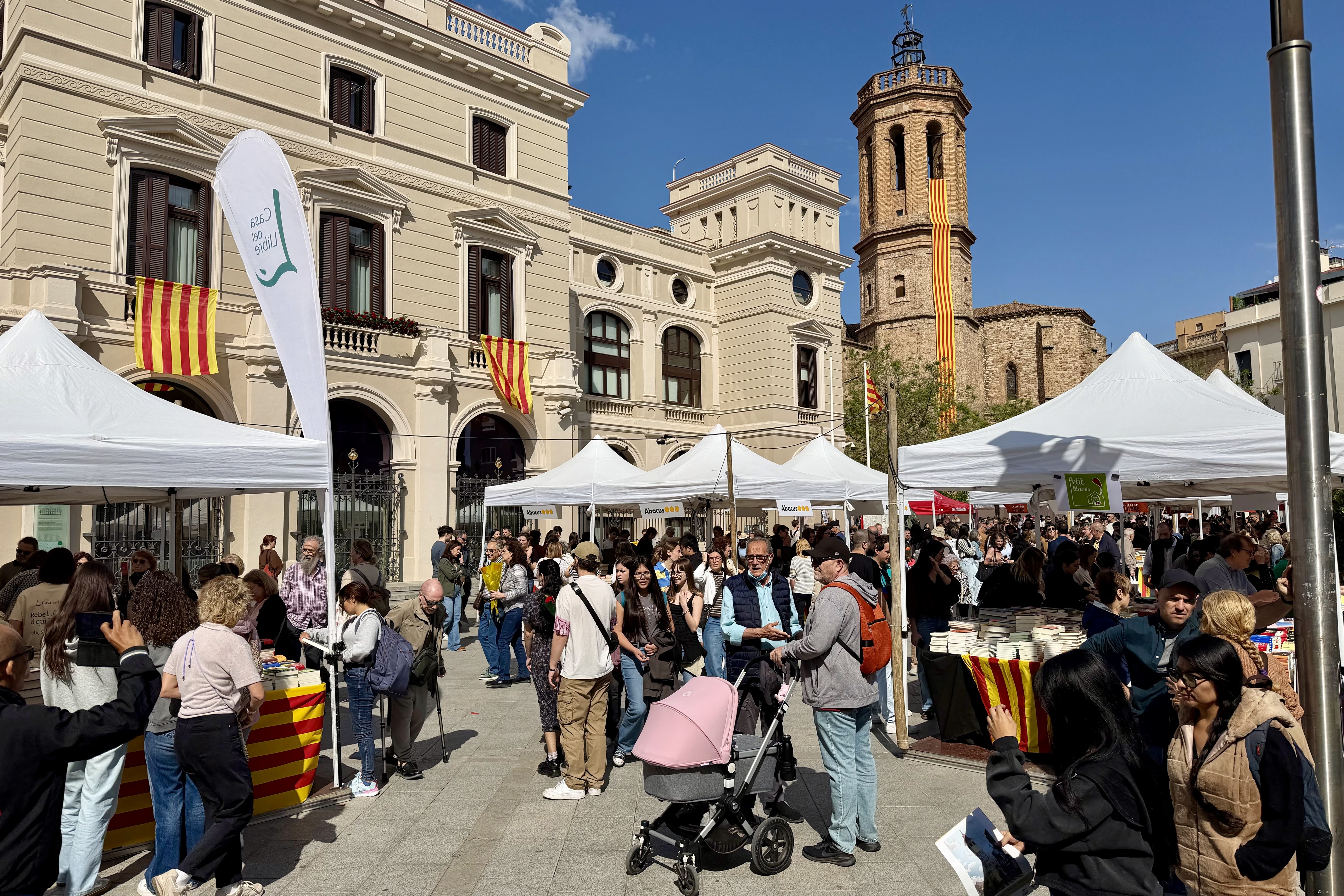 Atmosphere in Plaça Doctor Robert in Sabadell for Sant Jordi