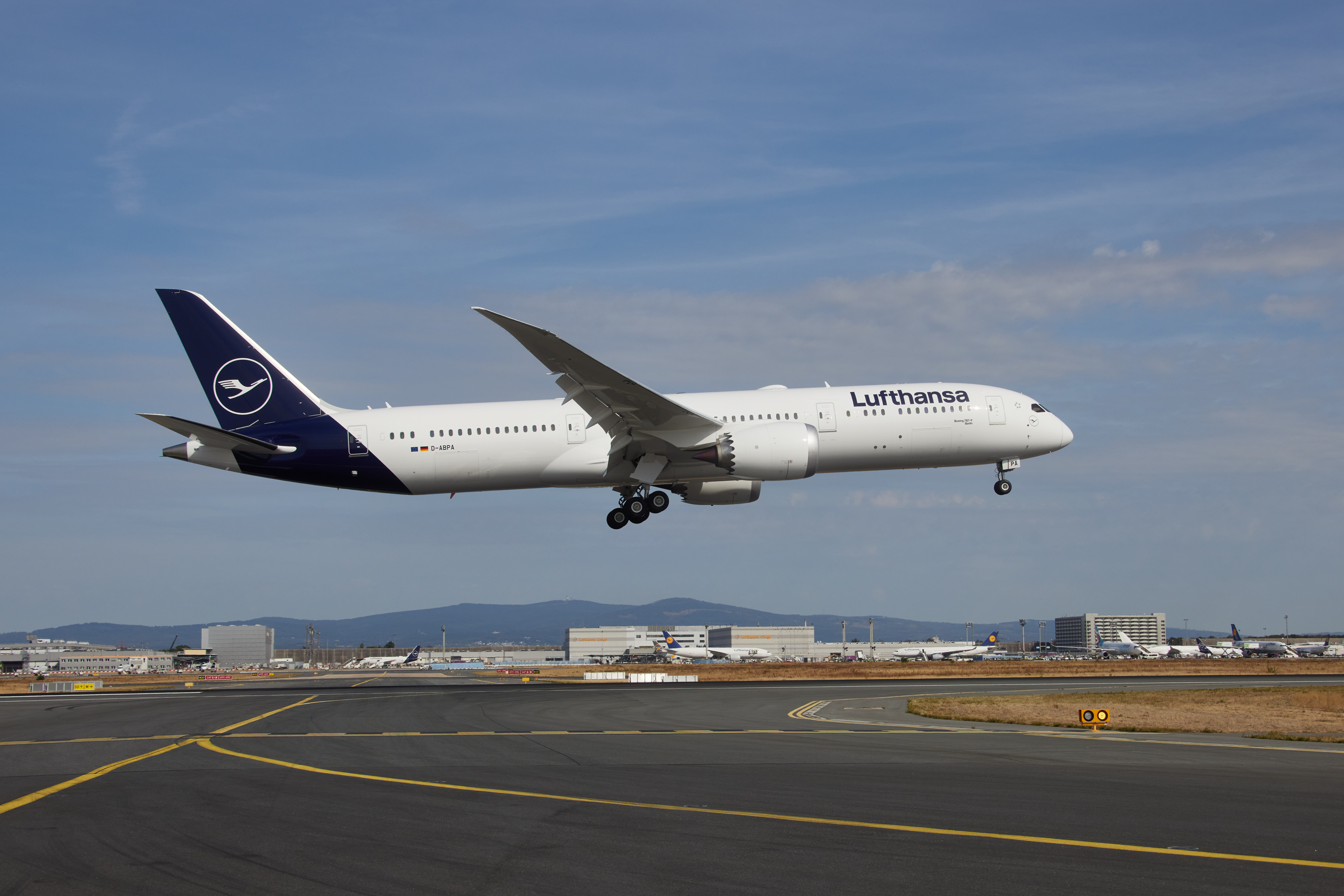 Lufthansa Boeing 787-9 Dreamliner flying