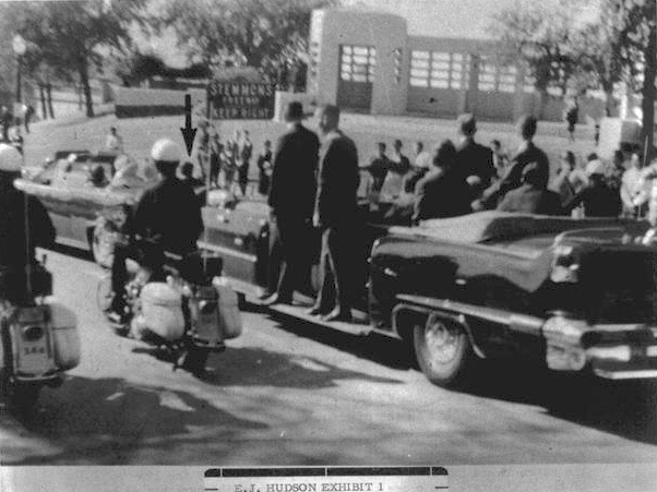 Dealey Plaza on November 22, 1963. Picture taken by Phil Willis. Originated from the Warren Commission report, a US Government report. From WH Vol.20 p.183.