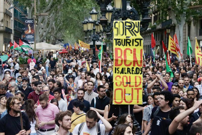 Hundreds of people take part in the environmentalist and anti-capitalist demonstration in Barcelona