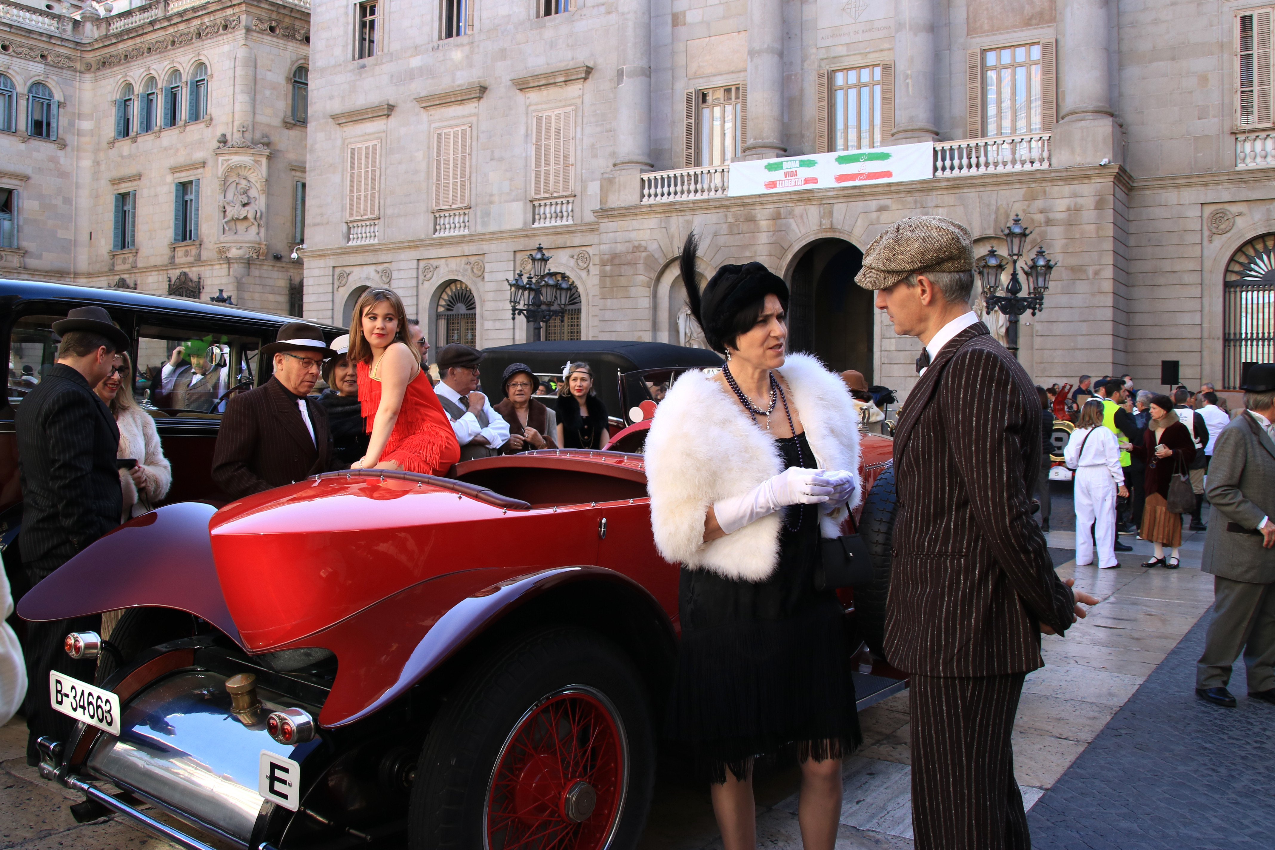 Participants del 65è Ral·li Internacional Barcelona-Sitges vestits d'època a la plaça Sant Jaume de Barcelona