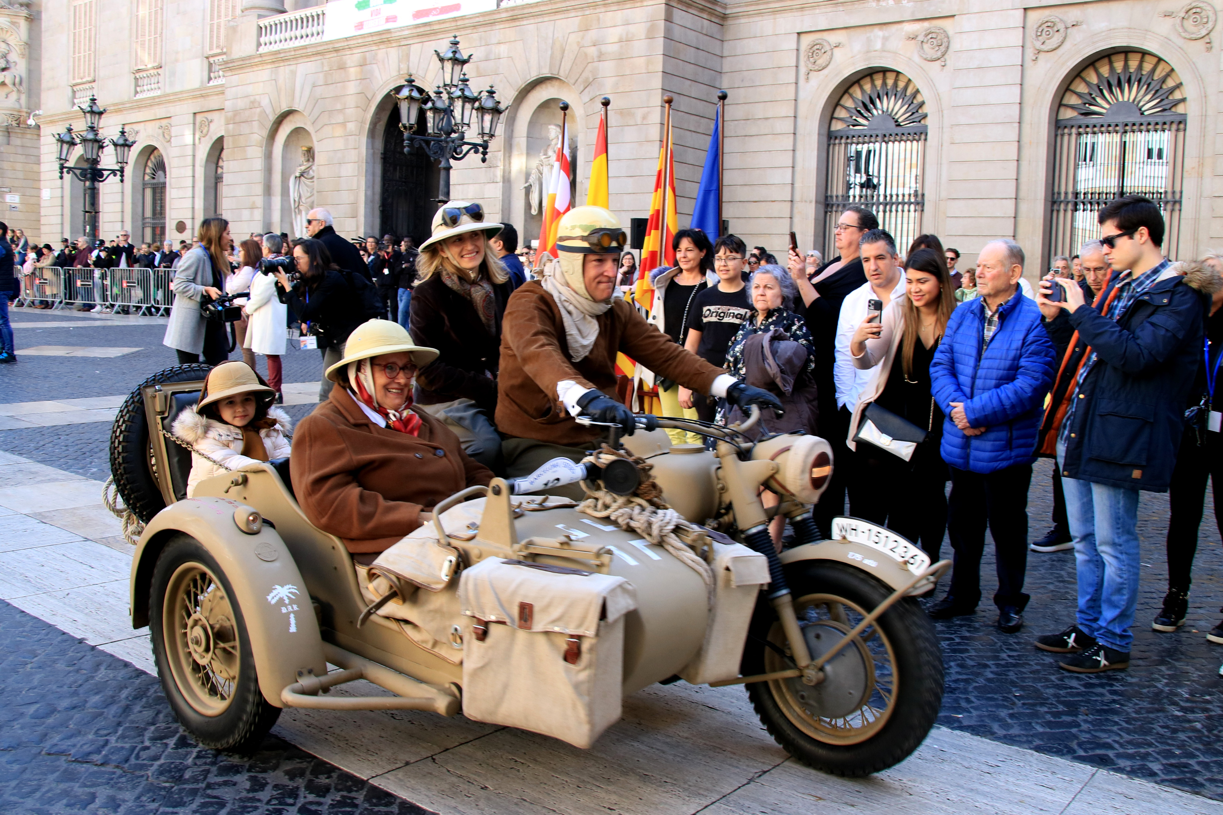 Participants del 65è Ral·li Internacional Barcelona-Sitges en una moto d'època