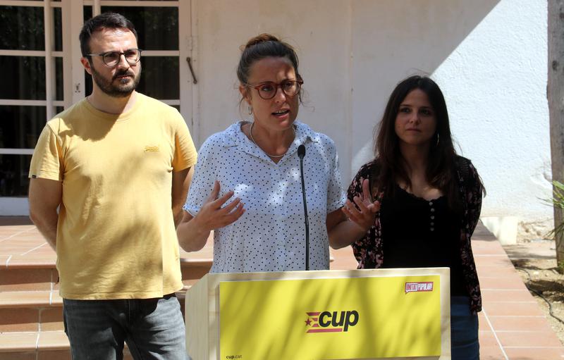CUP's Mireia Vehí, Albert Botran and Maria Sirvent address the media in Sant Pere de Ribes