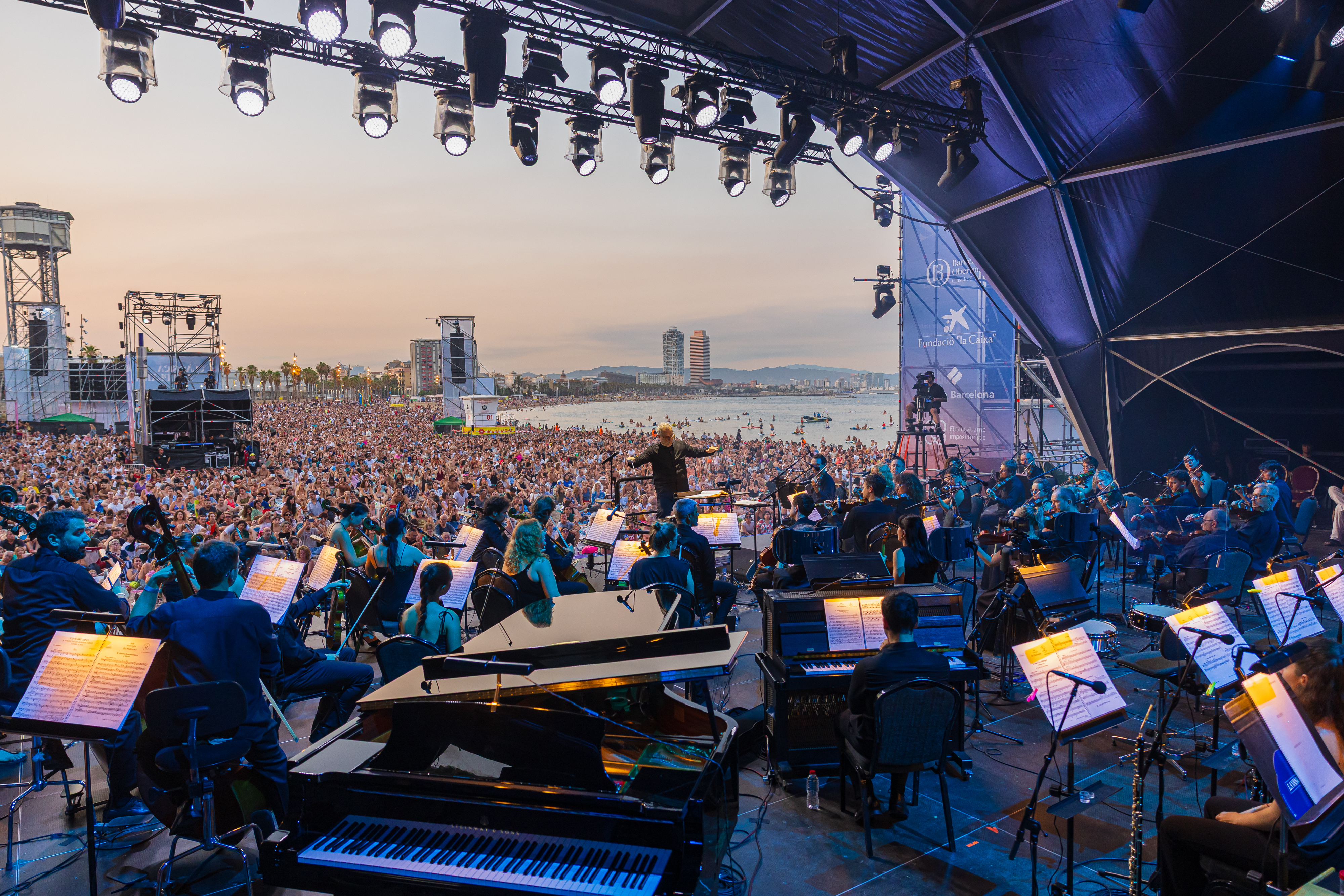 Josep Pons and the Liceu Orchestra performing on Sant Sebastià beach