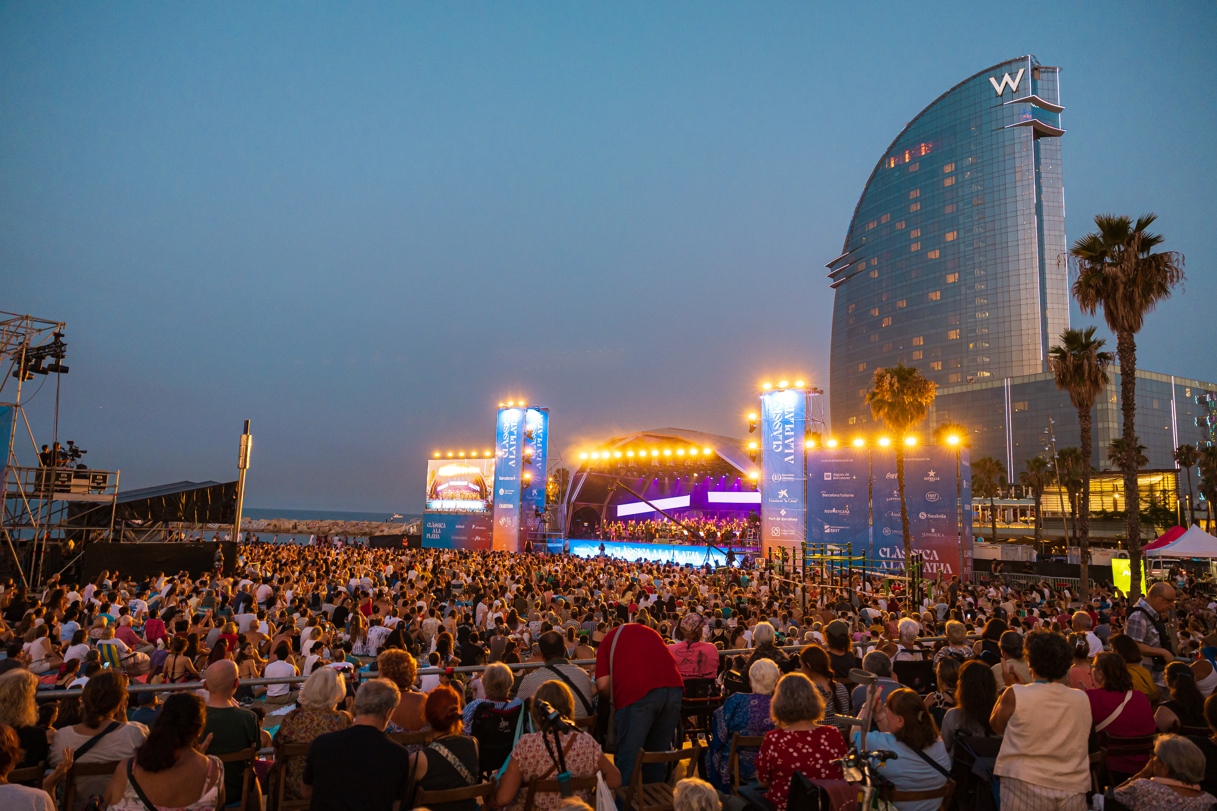 Josep Pons and the Liceu Orchestra perform in front of nearly 30,000 people in the first Clàssica a la platja concert