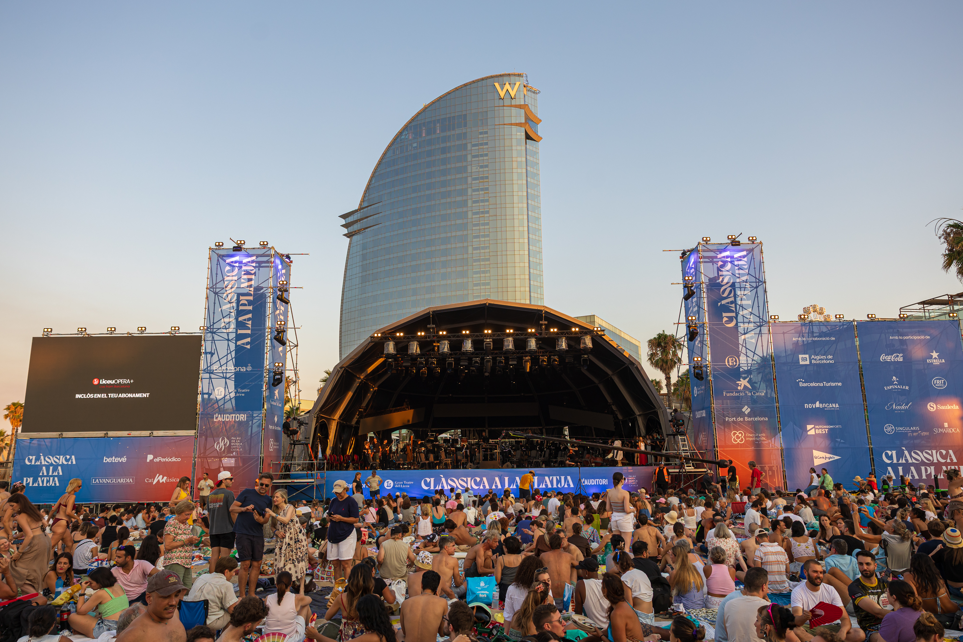 Josep Pons and the Liceu Orchestra perform in front of nearly 30,000 people in the first Clàssica a la platja concert
