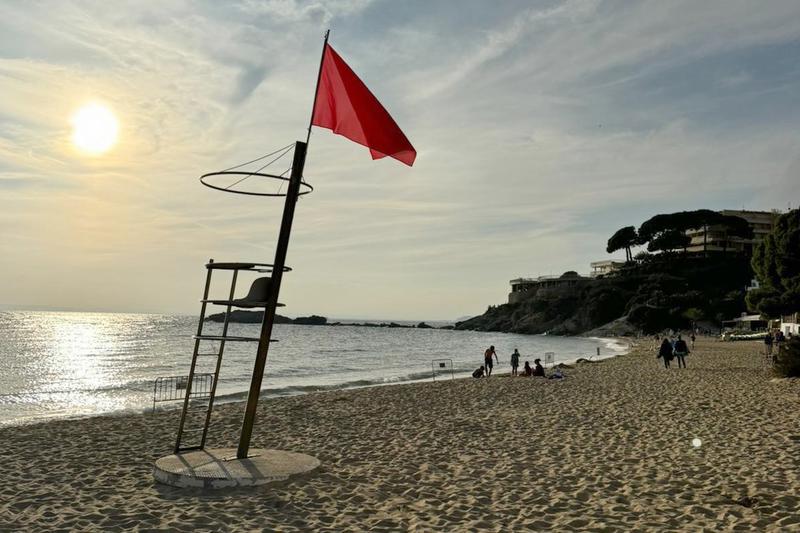 The red flag raised on the Almadrava beach in Roses