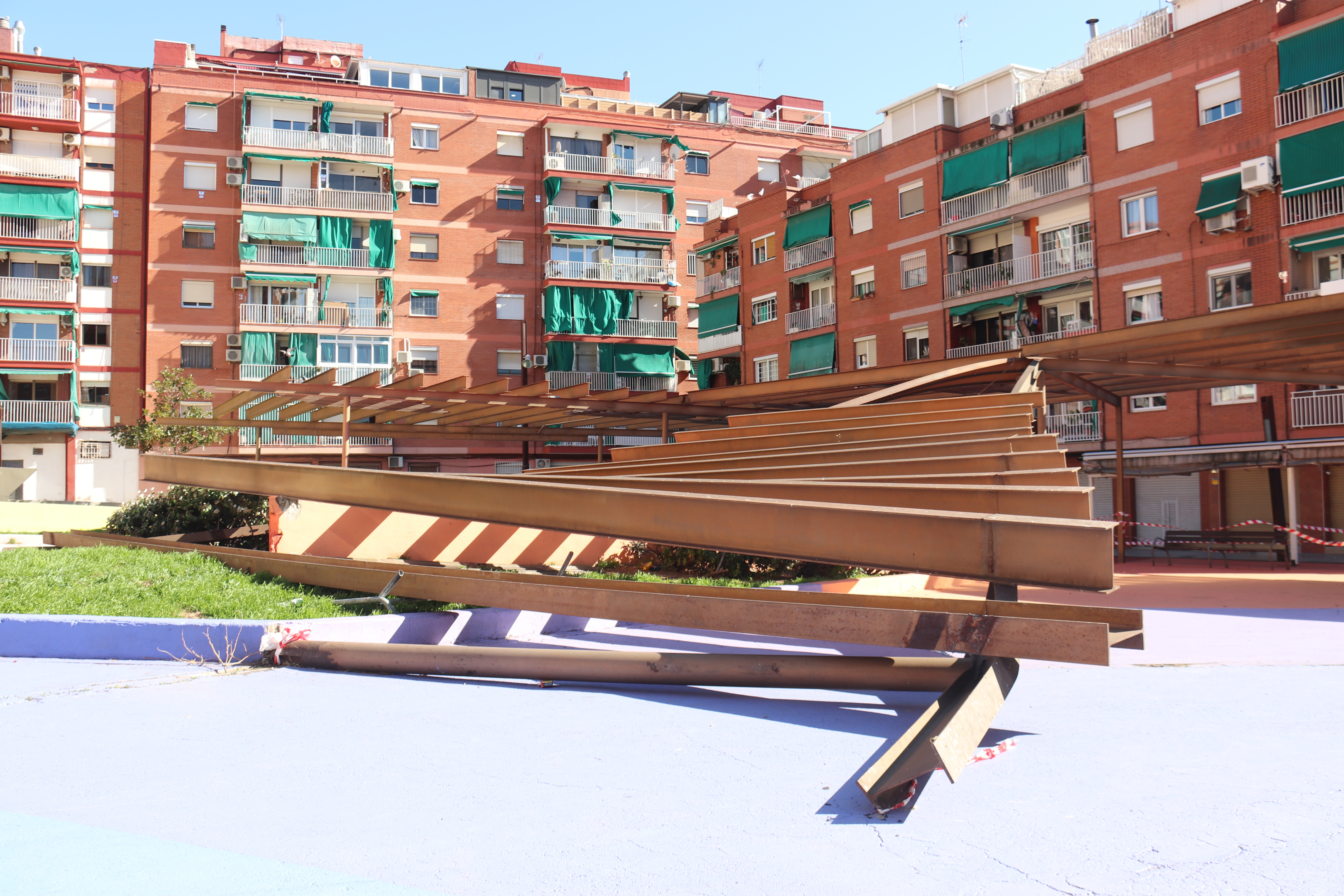 The pergola at Plaça de la Dona in Llefià, Badalona, collapsed early on Thursday morning