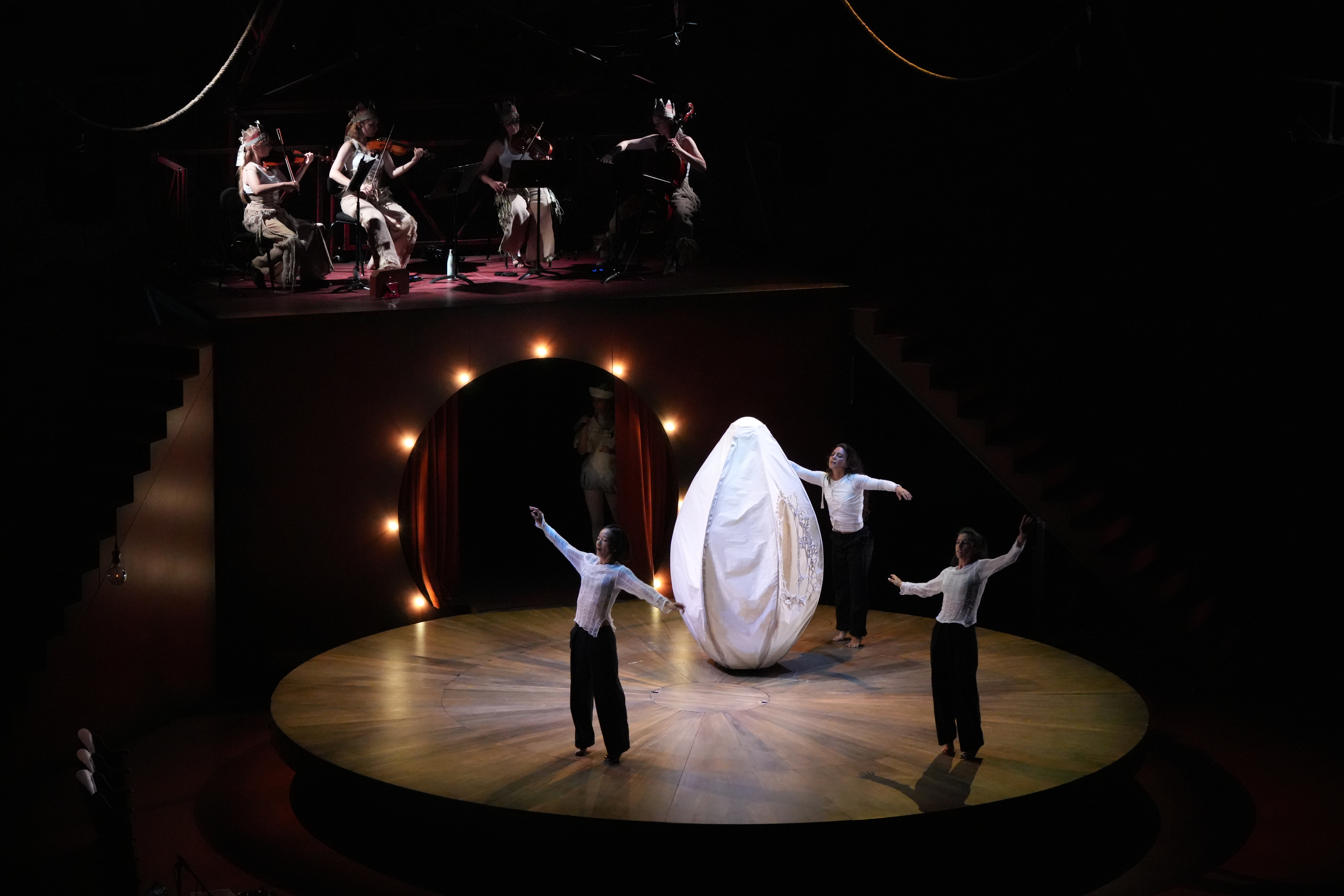 Un dels moments de l'espectacle inaugural del Grec 2025