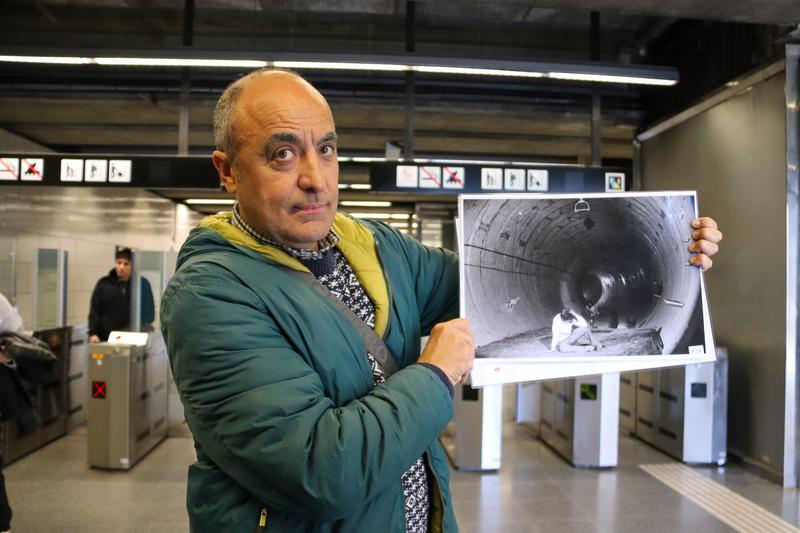 Tour guide Manuel Marina explaining how the subway's tunnels were built 