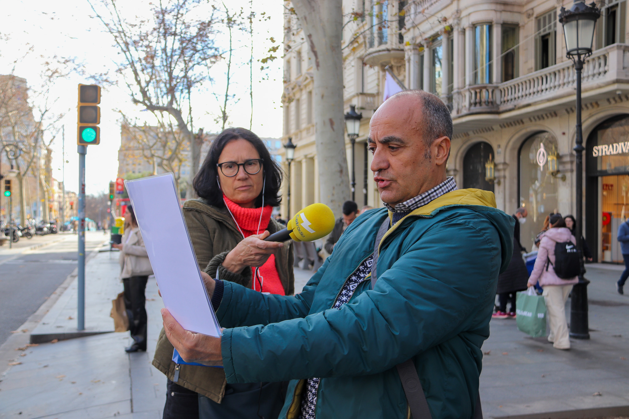 Manuel Marina explaining the metro's history on Passeig de Gràcia