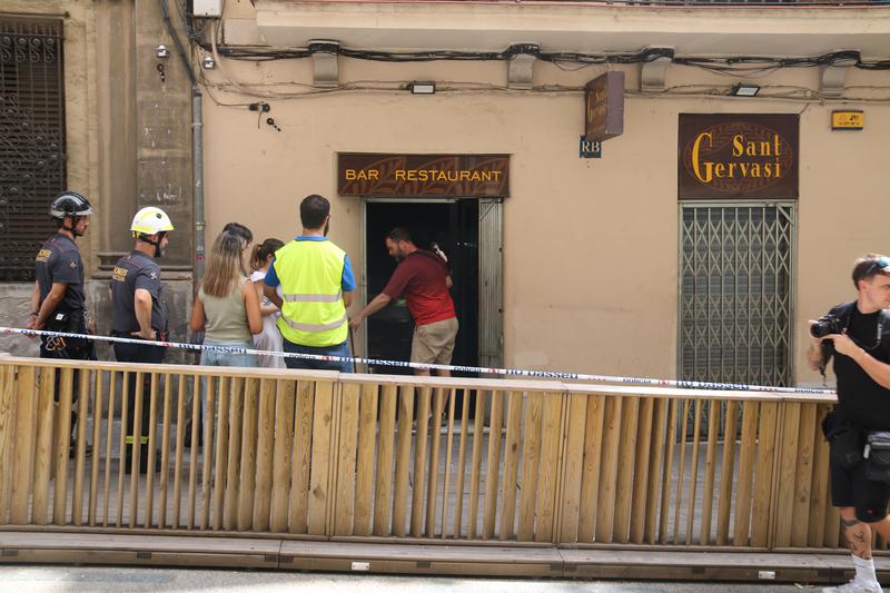 Miquel Santamarta, from the Sant Gervasi restaurant, is the first merchant in the affected buildings to return to his business.